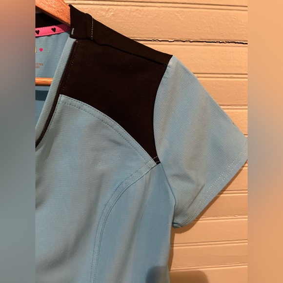🩺 **LIKE NEW** HeartSoul Women's Zipper V-Neck Blue Scrub Top Size XS - Picture 4 of 13